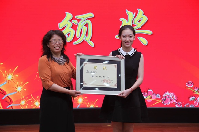 北航杏耀党总支书记王群为海淀区先进班集体颁奖.jpg