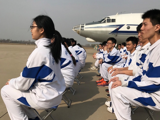 图片 5 专注地观看海军仪仗队队列表演.jpg