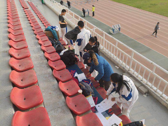 周静老师带领学生们做赛前准备.jpg