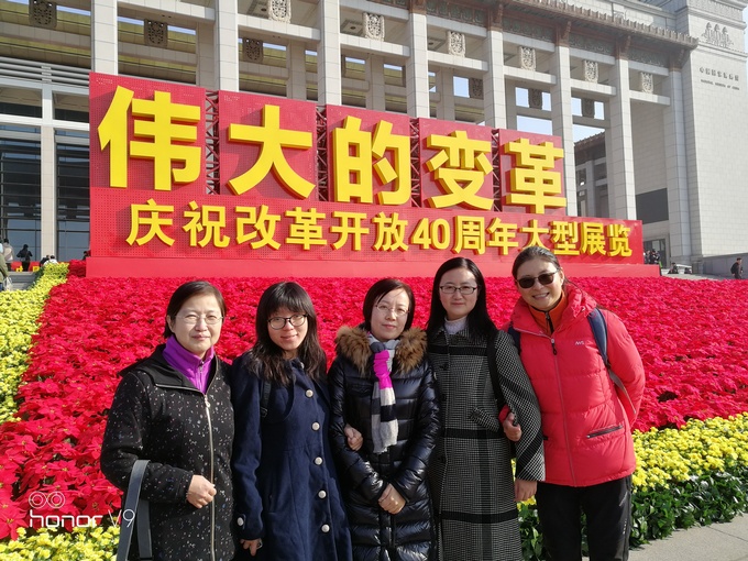 初中支部部分老师参观展览1.jpg