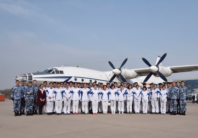图片 4和现役运8以及官兵合影.jpg