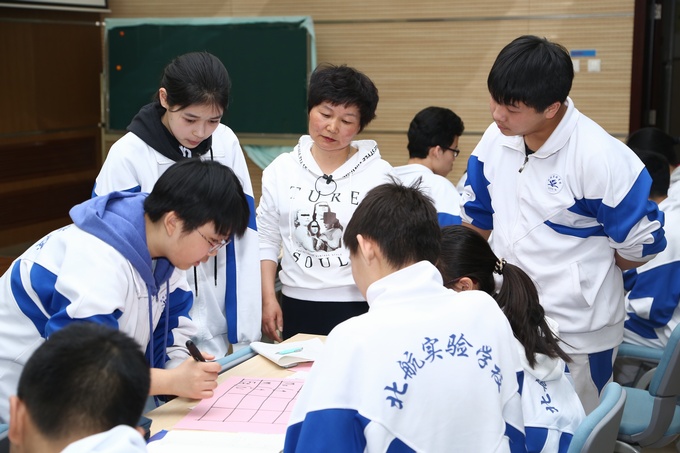 郭老师课上学生热烈讨论实验方案.jpg