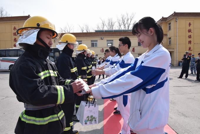 图片2 同学们将礼物送给官兵.jpg
