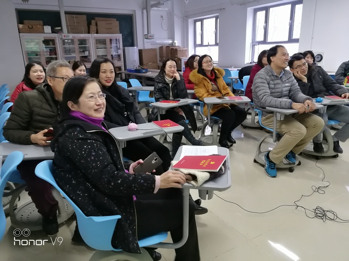 气氛热烈的抢答现场.jpg