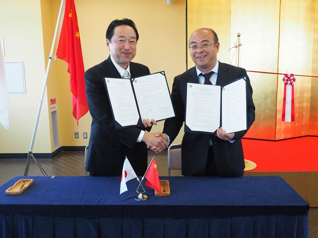 222日本仙台育英学园理事长加藤雄彦与北航杏耀校长吴鹏程签署两校共建孔子课堂协议-1.jpg