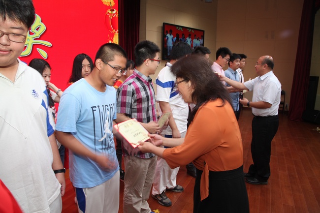 校领导为优秀学生颁发获奖证书 (2).jpg