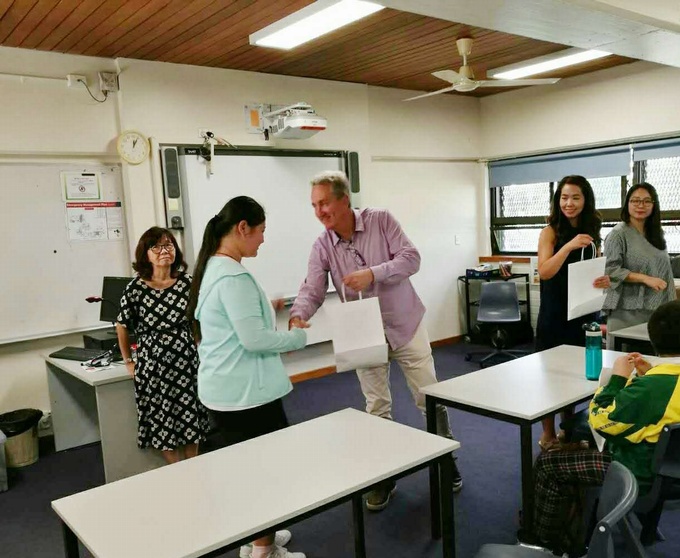入校学习—校长发放小礼物.jpg