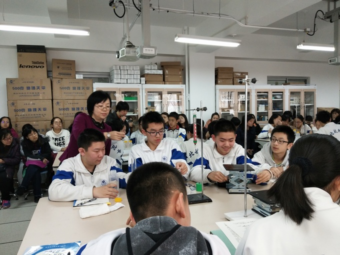 夏老师指导学生进行实验.jpg