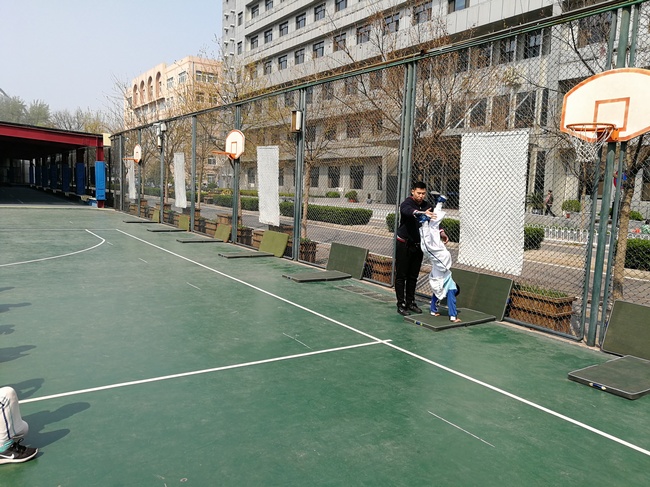 张亮老师指导学生.jpg