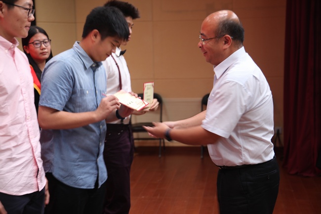 校领导为优秀学生颁发获奖证书 (1).jpg
